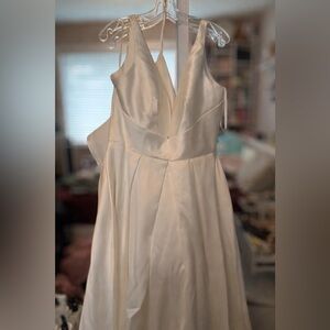 Chic Cream plunge Wedding Dress
No alterations dry cleaned, worn for 4 hours max